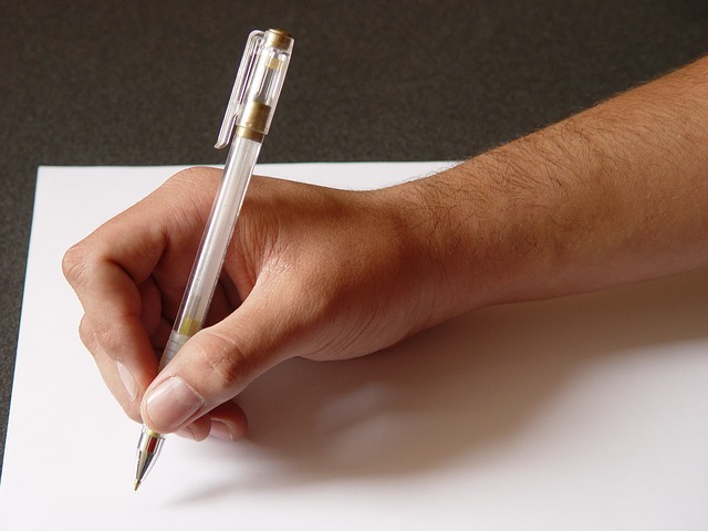 lettre-papier-main-crayon-écriture